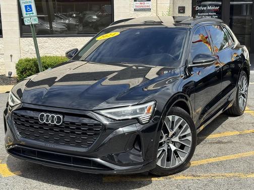 Mythos Black Metallic 2024 Audi Q8 e-tron Premium Plus