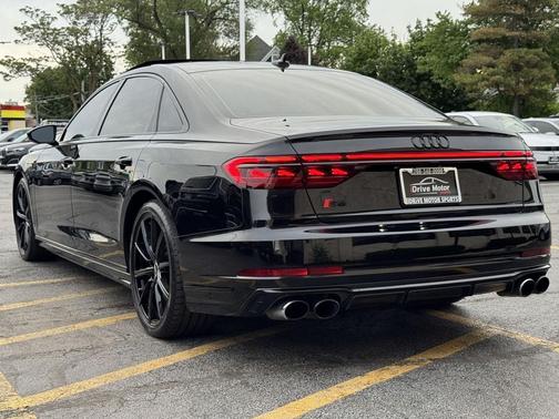 Mythos Black Metallic 2022 Audi S8 4.0T