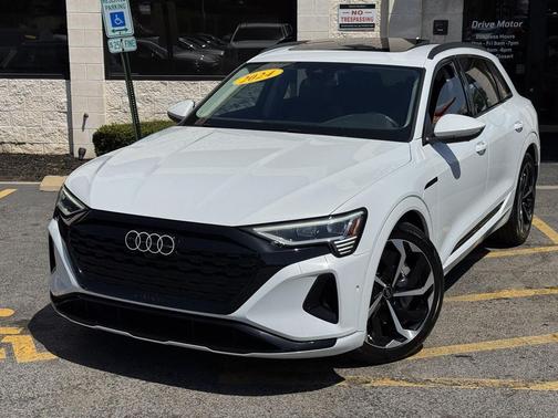 Glacier White Metallic 2024 Audi Q8 e-tron Premium Plus