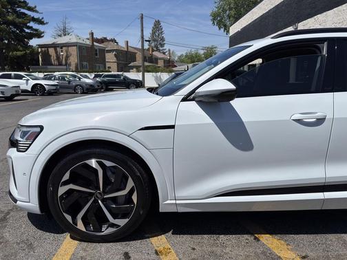 Glacier White Metallic 2024 Audi Q8 e-tron Premium Plus