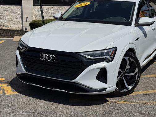 Glacier White Metallic 2024 Audi Q8 e-tron Premium Plus