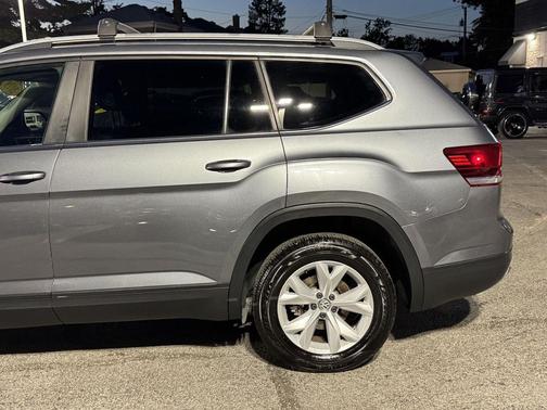 Platinum Gray Metallic 2019 Volkswagen Atlas 3.6L SE w/Technology
