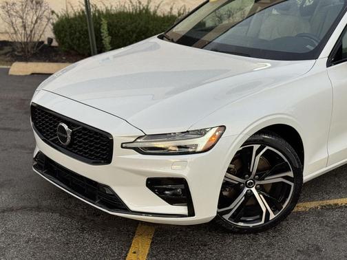 2024 Volvo S60 B5 Core Dark Theme