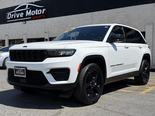 Bright White Clearcoat 2023 Jeep Grand Cherokee Altitude