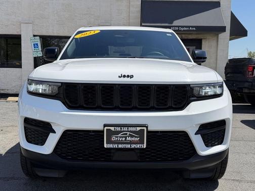 Bright White Clearcoat 2023 Jeep Grand Cherokee Altitude
