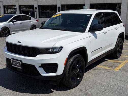 Bright White Clearcoat 2023 Jeep Grand Cherokee Altitude