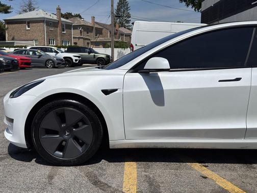 Pearl White Multi-Coat 2023 Tesla Model 3 Standard Range