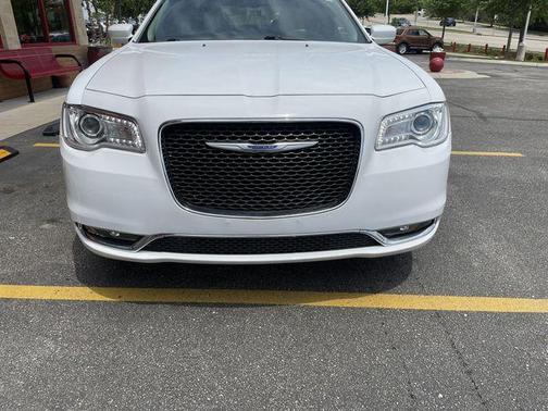 Photo 4 of 18 of 2018 Chrysler 300 Touring
