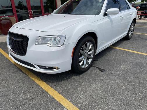 Photo 3 of 18 of 2018 Chrysler 300 Touring