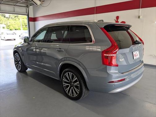 2022 Volvo XC90 T6 Momentum