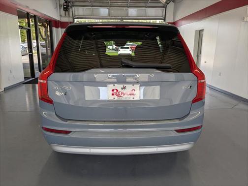 2022 Volvo XC90 T6 Momentum