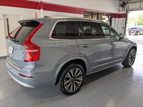 2022 Volvo XC90 T6 Momentum