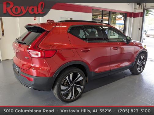2024 Volvo XC40 B5 Plus Dark Theme