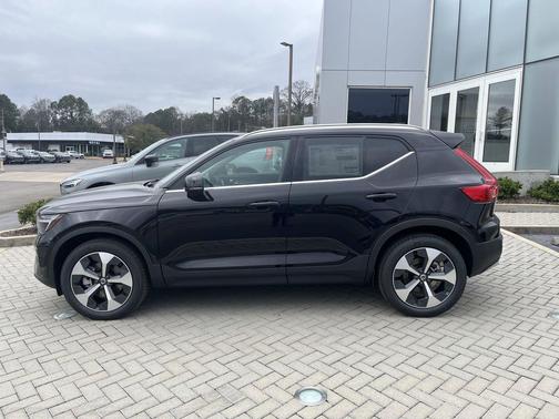 2025 Volvo XC40 B5 Core Bright Theme