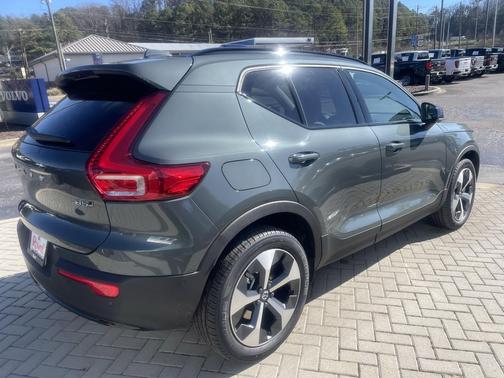 2026 Volvo XC40 Plus, B5 AWD Gas (mild hybrid), Dark