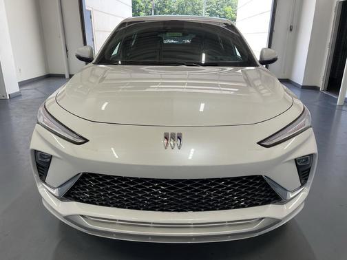 White Frost Tricoat 2026 Buick Envista Avenir FWD
