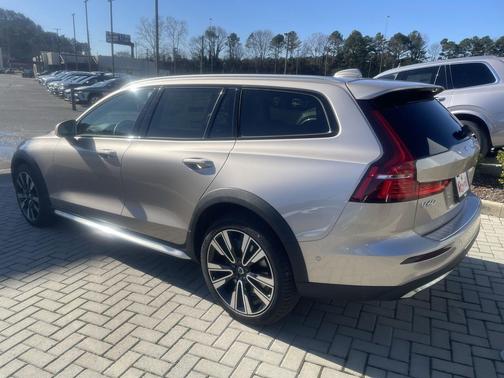2026 Volvo V60 Cross Country Ultra, B5 AWD Gas (mild hybrid)