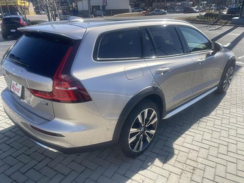2026 Volvo V60 Cross Country Ultra, B5 AWD Gas (mild hybrid)