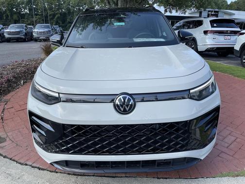 2025 Volkswagen Tiguan 2.0T SE R-Line Black