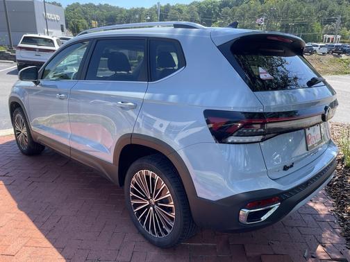 Monument Gray 2026 Volkswagen Taos SE