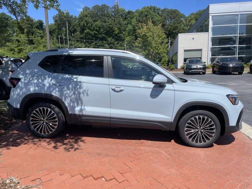Monument Gray 2026 Volkswagen Taos SE