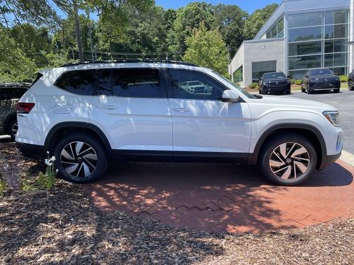 White Pearl 2026 Volkswagen Atlas 2.0T SE w/Technology