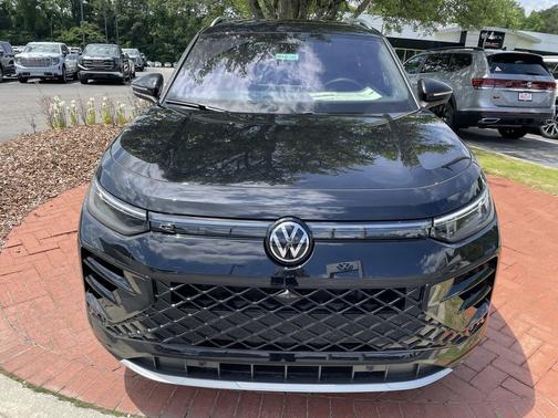 Black Pearl 2026 Volkswagen Tiguan 2.0T SEL R-Line 4MOTION