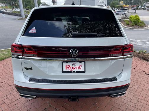 White Pearl 2026 Volkswagen Atlas 2.0T SE w/Technology