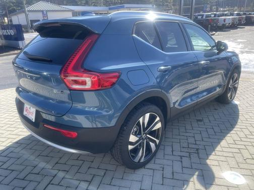 2025 Volvo XC40 B5 Plus Bright Theme