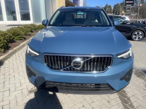2025 Volvo XC40 B5 Plus Bright Theme
