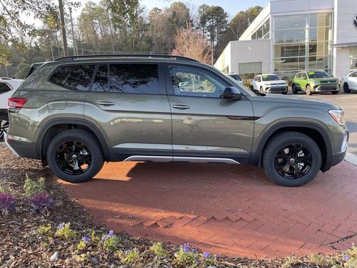 Avocado Green Pearl 2026 Volkswagen Atlas Peak Edition