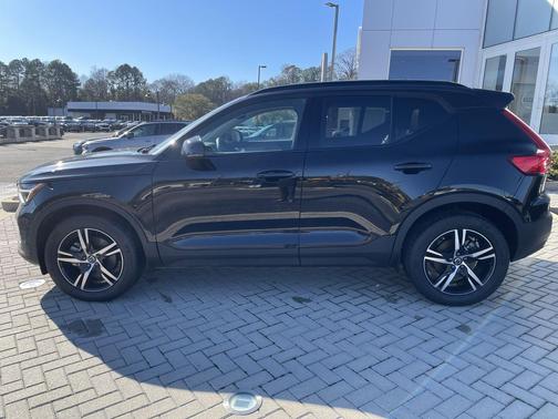 2026 Volvo XC40 Core, B5 AWD Gas (mild hybrid), Dark
