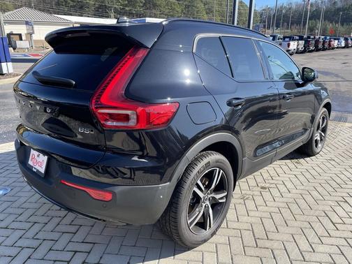 2026 Volvo XC40 Core, B5 AWD Gas (mild hybrid), Dark