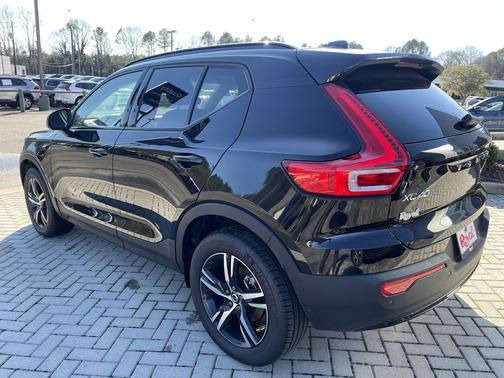 2026 Volvo XC40 Core, B5 AWD Gas (mild hybrid), Dark