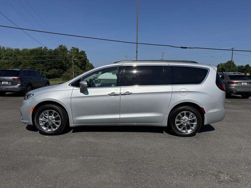 Silver Mist Clearcoat 2022 Chrysler Pacifica Touring L
