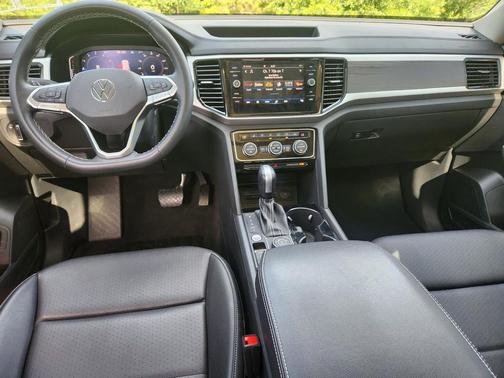 Deep Black Pearl 2023 Volkswagen Atlas 3.6L SE w/Technology