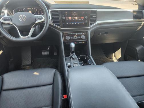 Deep Black Pearl 2023 Volkswagen Atlas 3.6L SE w/Technology