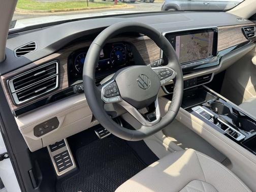 White Pearl 2026 Volkswagen Atlas 2.0T SEL Premium R-Line 4MOTION