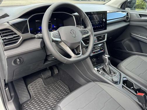 2025 Volkswagen Taos 1.5T SE Black