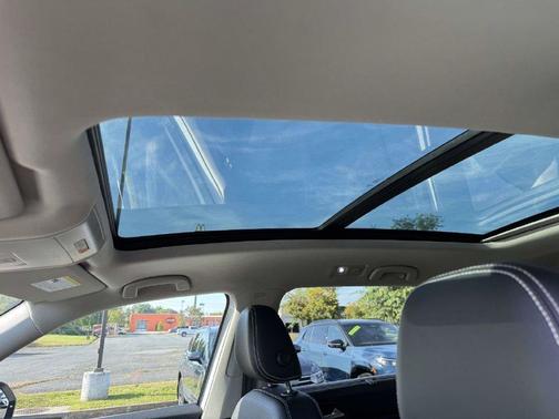 Opal White Pearl Effect 2023 Volkswagen Atlas 3.6 V6 SEL R-Line Black