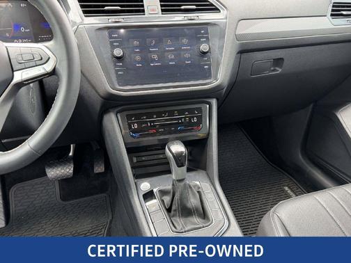 Platinum Gray Metallic 2024 Volkswagen Tiguan 2.0T SE