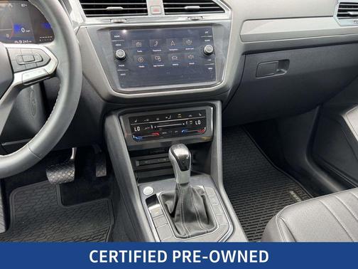 Platinum Gray Metallic 2024 Volkswagen Tiguan 2.0T SE