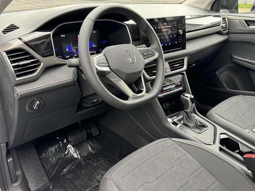 2025 Volkswagen Taos 1.5T SE Black