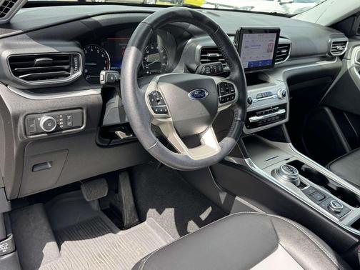 Agate Black Metallic 2022 Ford Explorer XLT