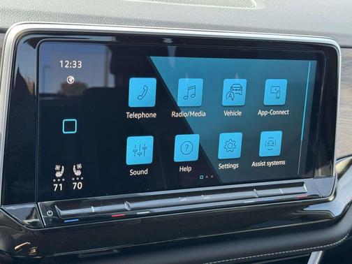Pure White 2025 Volkswagen Atlas 2.0T SE w/Technology 4MOTION