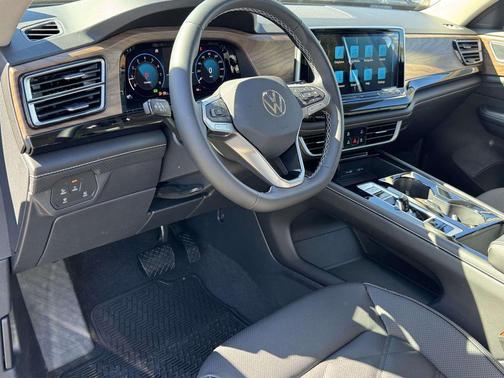 deep black pearl 2026 Volkswagen Atlas 2.0T SE w/Technology 4MOTION