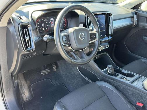 2020 Volvo XC40 T5 Momentum
