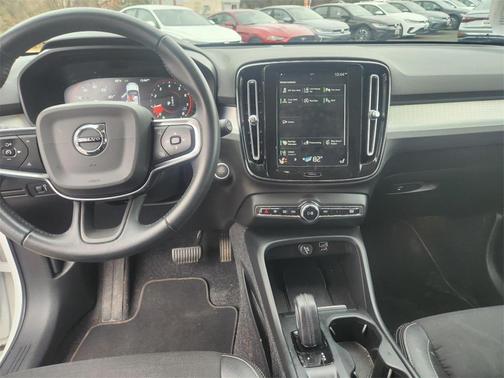 2020 Volvo XC40 T5 Momentum