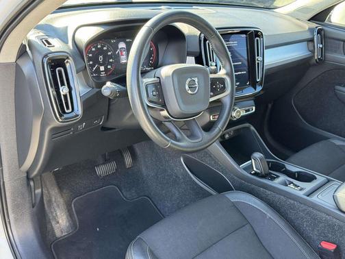 2020 Volvo XC40 T5 Momentum