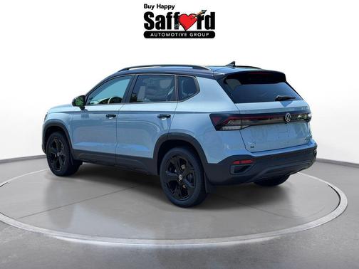 Monument Gray w/Deep Black Roof 2026 Volkswagen Taos SE Black